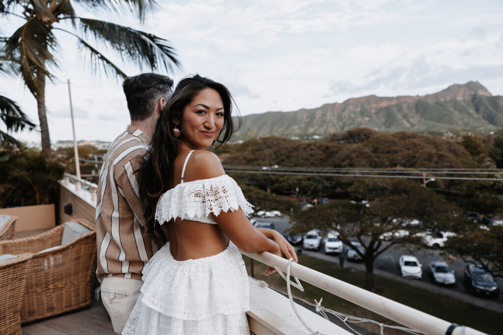Couple looking over the deck at queen kapiolani
